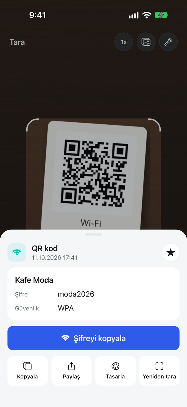Kafe masasındaki Wi-Fi QR kodu okutulmuş; ağ adı ve şifre gösteriliyor